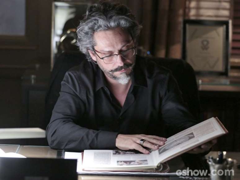 Zé Alfredo fica surpreso com livro deixado por Cora