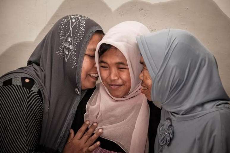 <p>Jamaliah (&agrave; esquerda) abra&ccedil;a a filha desaparecida,&nbsp;Raudhatul Jannah</p>