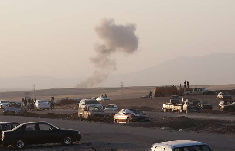 <p>Uma nuvem de fuma&ccedil;a &eacute; vista no c&eacute;u ap&oacute;s os Estados Unidos bombardearem militantes na periferia da cidade de Erbil, Iraque, em&nbsp;8 de agosto</p>