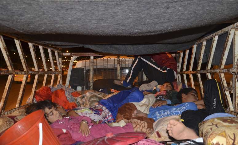 Refugiados iraquianos chegam em caçambas de veículos na cidade curda autônoma de As-Sulaymaniyah