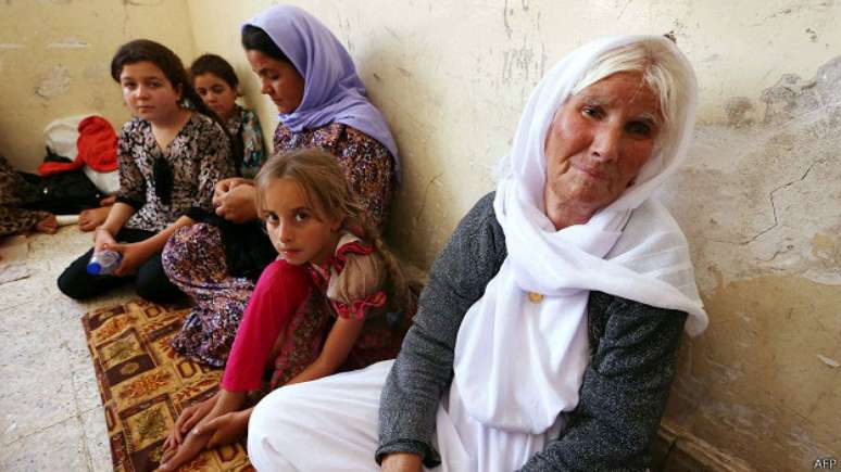 Muitos yazidis estão cercados pelo grupo Estado Islâmico sem comida ou água