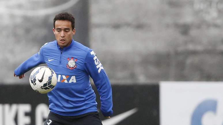 Jadson tamb&eacute;m volta ao Corinthians no cl&aacute;ssico contra o Santos