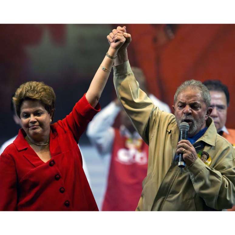 <p>Reportagem da revista Veja afirma que doleiro disse, em depoimento, que Dilma e Lula sabiam de corrupção na Petrobras; para TSE, publicidade da capa é "propaganda eleitoral"</p>