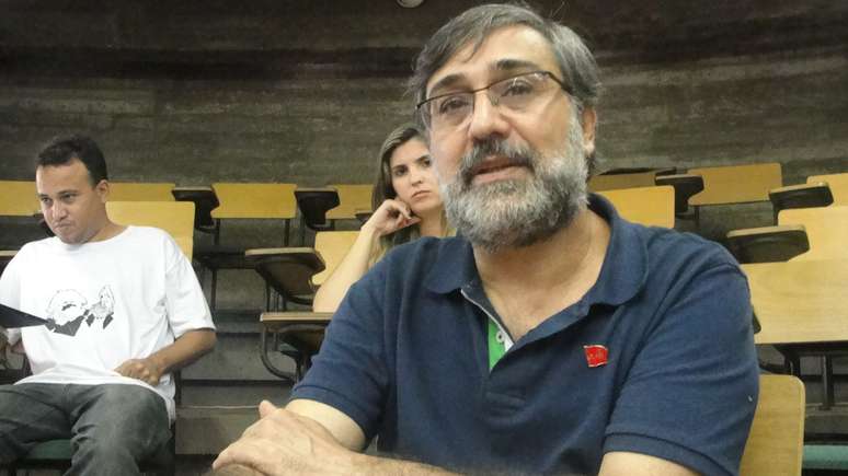 Mauro Iasi citou as origens da corpora&ccedil;&atilde;o para pedir seu fim