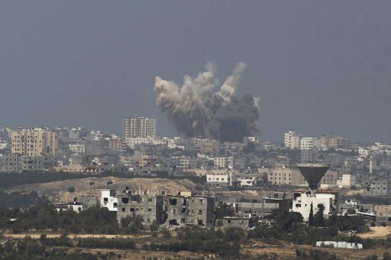 <p>Fumaça fotografada na Faixa de Gaza após ataque aéreo de Israel</p>