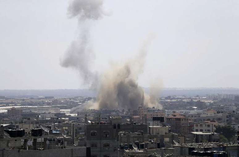 <p>Fumaça é vista na Faixa de Gaza após um ataque aéreo israelense efetuado em 8 de agosto </p>
