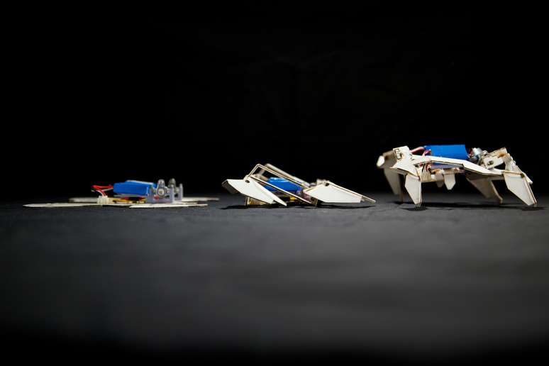 O minúsculo robô é formado por camadas, algumas delas de papel