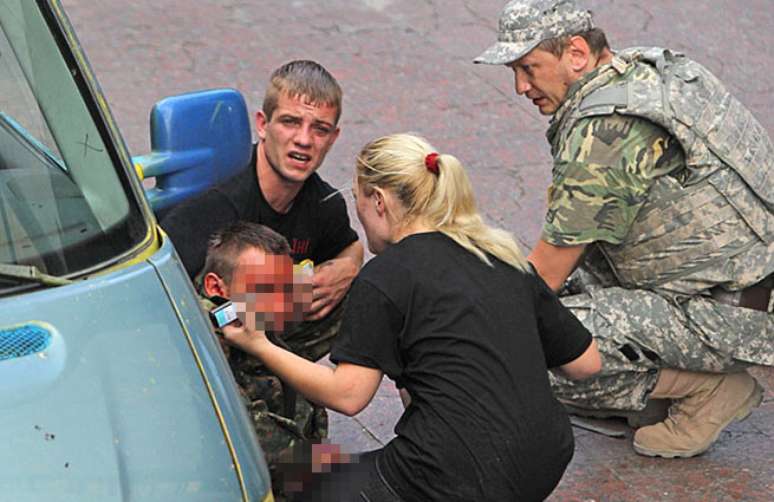 Imagem mostra uma pessoa ferida em explosão que aconteceu em praça de Kiev nesta sexta-feira