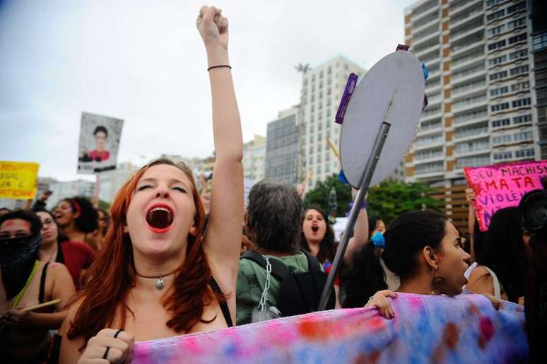 Ativistas defendem direitos das mulheres durante a passeata Marcha das Vadias na Praia de Copacabana, no Rio de Janeiro