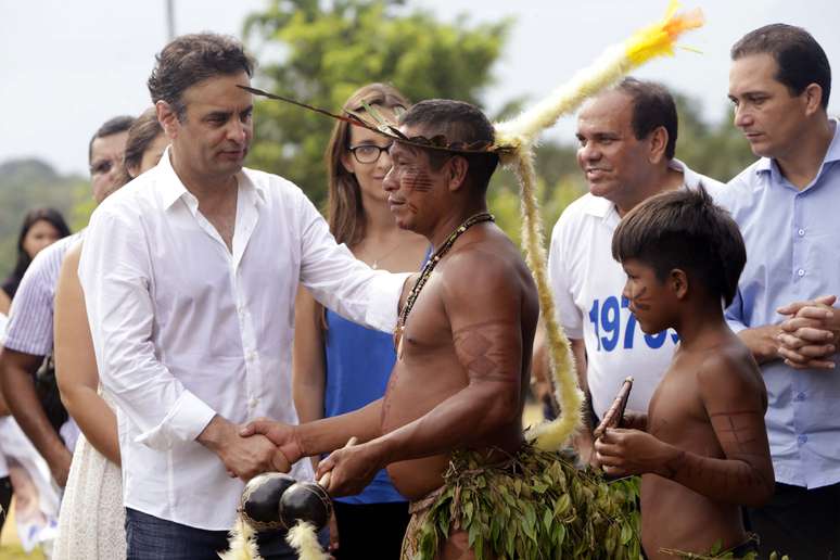 <p>Aécio Neves com índios da comunidade ribeirinha de Julião</p>