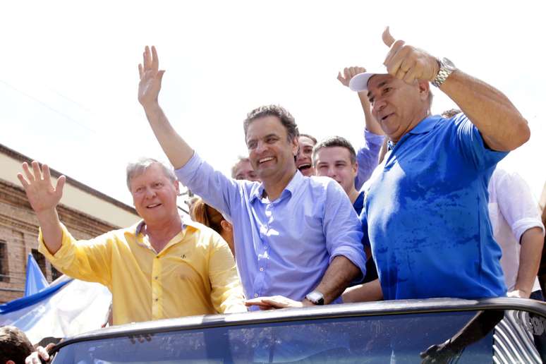 <p>Ao lado do prefeito de Manaus, Arthur Virgílio (de camisa amarela), Aécio acena para eleitores</p>