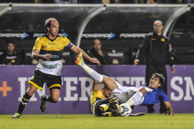Paulo Baier fica com a bola após dividida de Marcelo Moreno