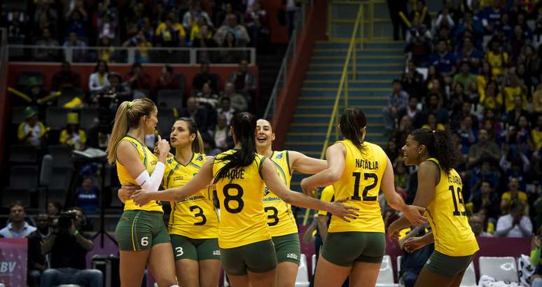 Brasil comemora vitória por 3 sets a 0 sobre a Rússia no Ibirapuera