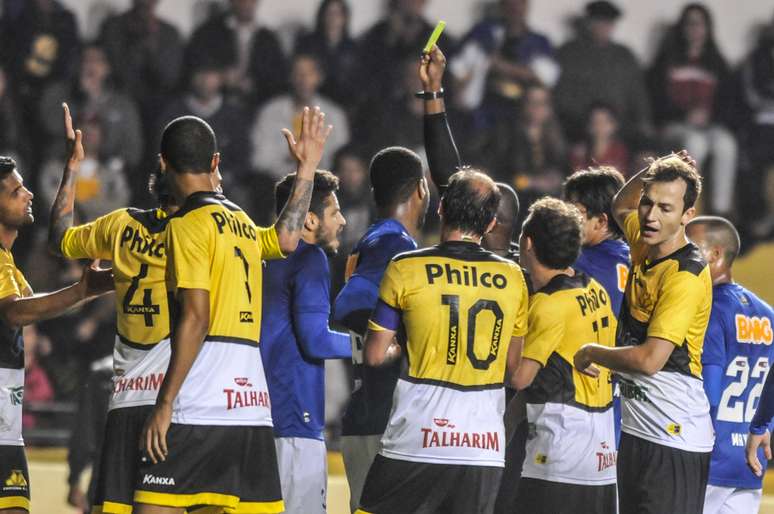Zagueiro Léo recebe cartão amarelo após se estranhar com defensor do Criciúma