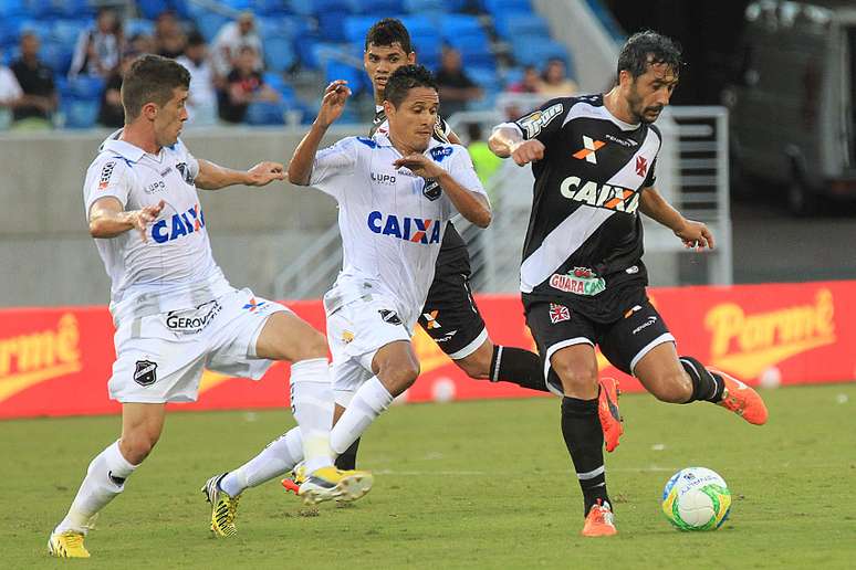 Douglas disputa jogada com adversário na Arena das Dunas