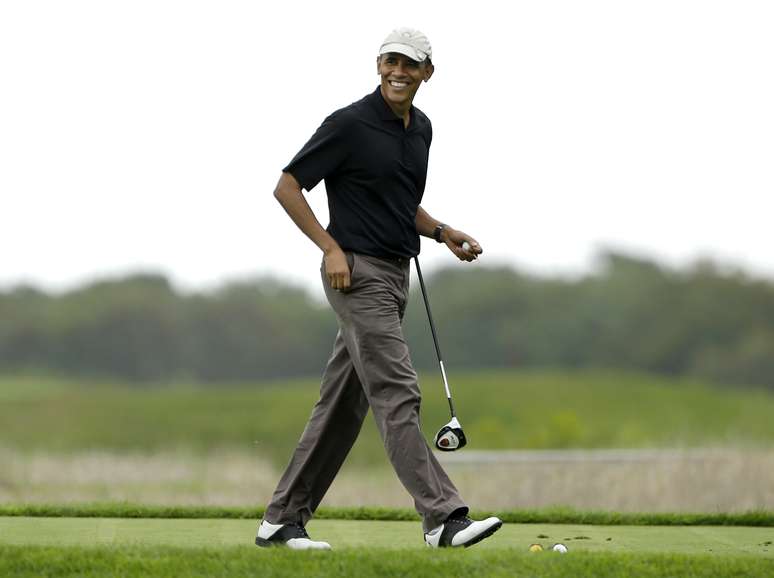 <p>Obama joga golfe no Vineyard Golf Club, na ilha de Martha's Vineyard, durante suas férias, em 12 de agosto de 2013</p>