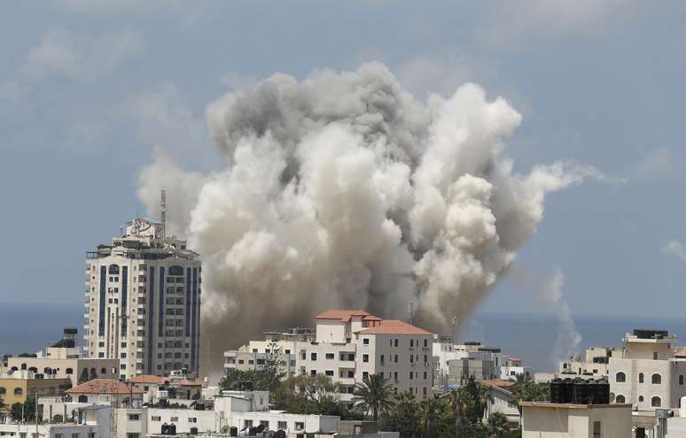 Fumaça sobe após explosão causada por míssil israelense em Gaza, segundo testemunhas