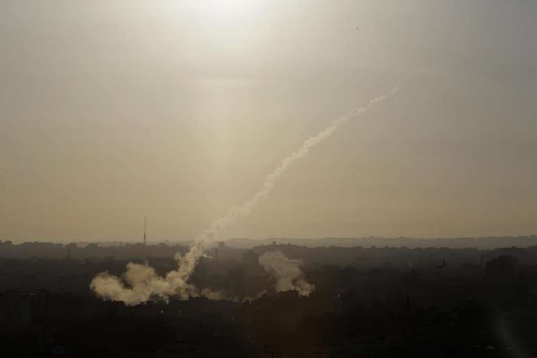 Foguete é disparado da Faixa de Gaza em direção ao território israelense, em mais um dia de conflitos