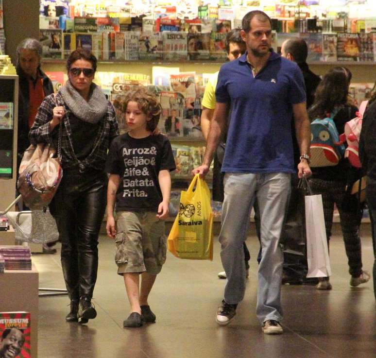 Giovanna Antonelli foi às compras com o marido e o filho no shopping Village Mall, no Rio de Janeiro