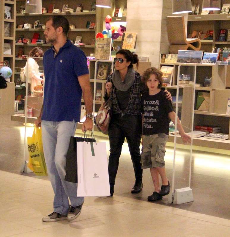 Giovanna Antonelli foi às compras com o marido e o filho no shopping Village Mall, no Rio de Janeiro