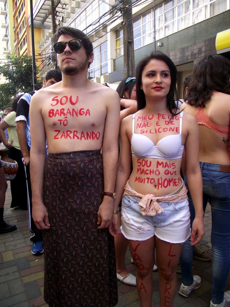 <p>Cerca de 500 pessoas participaram da manifestação no centro da cidade paranaense</p>