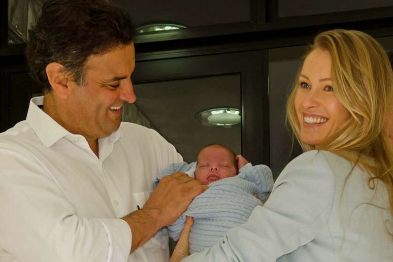 Aécio Neves e sua esposa Letícia deixam hospital com o filho Bernardo