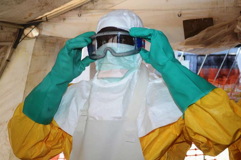 Agente de saúde em Guiné, um dos países mais afetados pelo surto de Ebola
