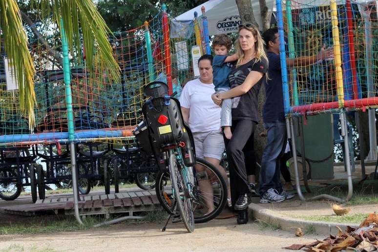 Letícia Birkheuer passeia com o filho na Lagoa Rodrigo de Freitas, no Rio
