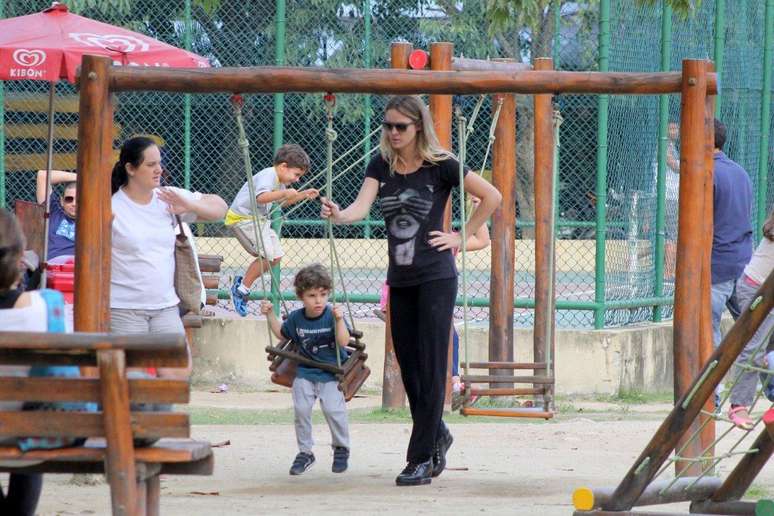 Letícia Birkheuer passeia com o filho na Lagoa Rodrigo de Freitas, no Rio