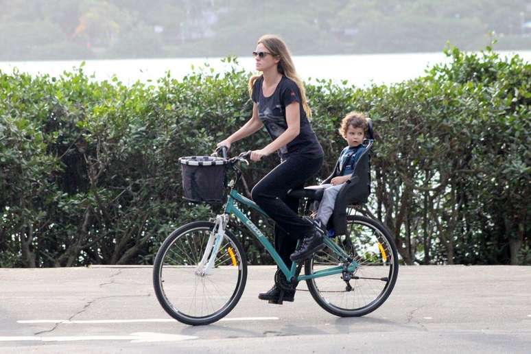 Letícia Birkheuer passeia com o filho na Lagoa Rodrigo de Freitas, no Rio