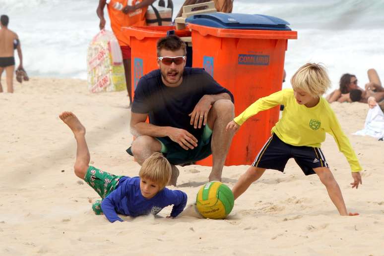 Rodrigo Hilbert e Fernanda Lima se divertiram com os filhos na praia do Leblon