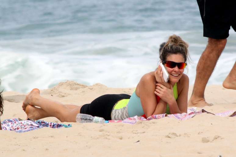 Rodrigo Hilbert e Fernanda Lima se divertiram com os filhos na praia do Leblon