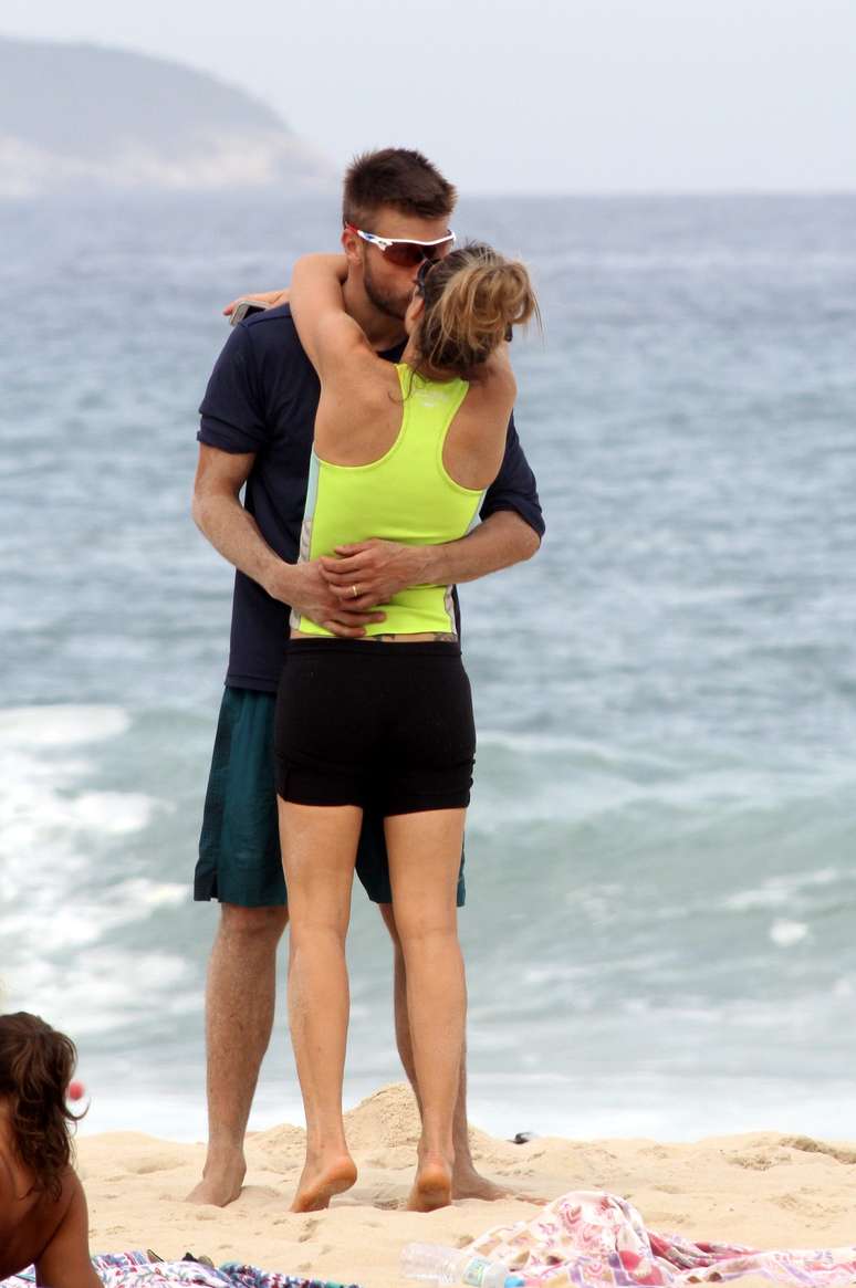 Rodrigo Hilbert e Fernanda Lima se divertiram com os filhos na praia do Leblon