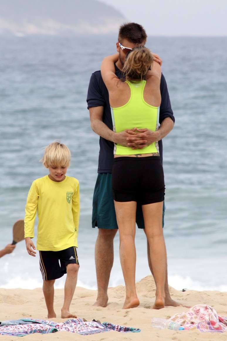 Rodrigo Hilbert e Fernanda Lima se divertiram com os filhos na praia do Leblon