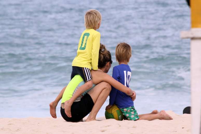 Rodrigo Hilbert e Fernanda Lima se divertiram com os filhos na praia do Leblon