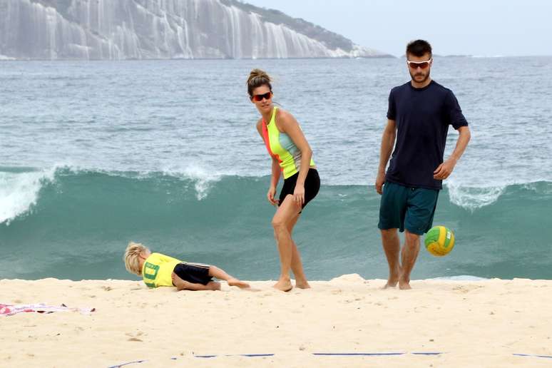 Rodrigo Hilbert e Fernanda Lima se divertiram com os filhos na praia do Leblon