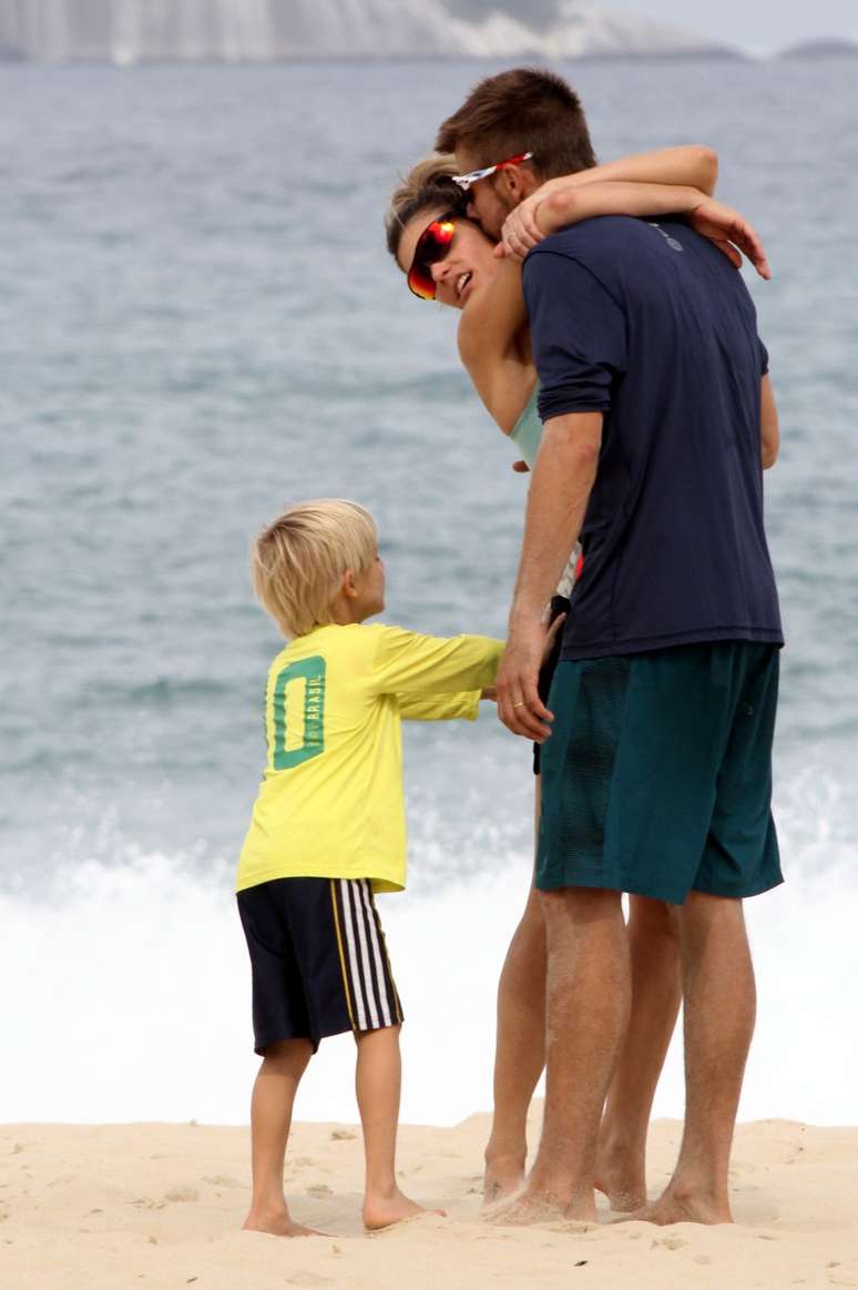 Rodrigo Hilbert e Fernanda Lima se divertiram com os filhos na praia do Leblon