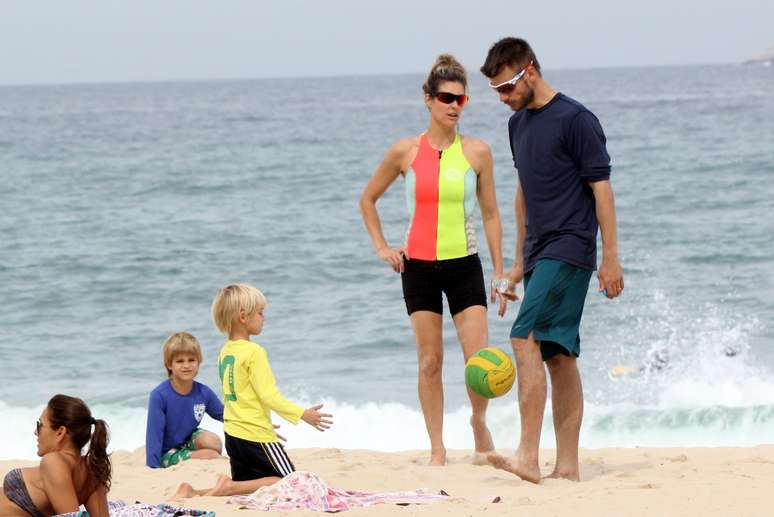 Rodrigo Hilbert e Fernanda Lima se divertiram com os filhos na praia do Leblon