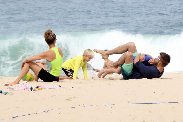 Rodrigo Hilbert e Fernanda Lima se divertiram com os filhos na praia do Leblon