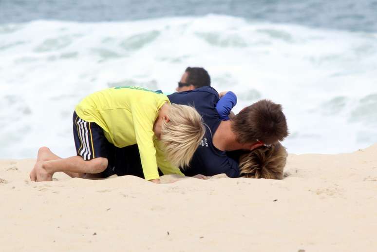 Rodrigo Hilbert e Fernanda Lima se divertiram com os filhos na praia do Leblon