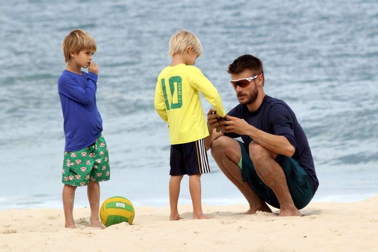 Rodrigo Hilbert e Fernanda Lima se divertiram com os filhos na praia do Leblon