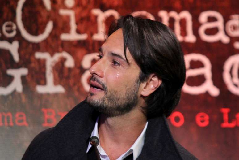 Rodrigo Santoro se emociona ao receber homenagem 