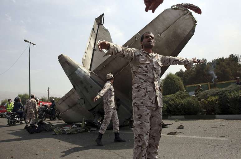 Soldados tentam isolar local da queda do avião na capital iraniana