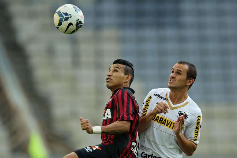 <p>Natanael, que divide bola com Lucas, foi o protagonista da vitória por 2 a 0 do Atlético-PR contra o Botafogo</p>