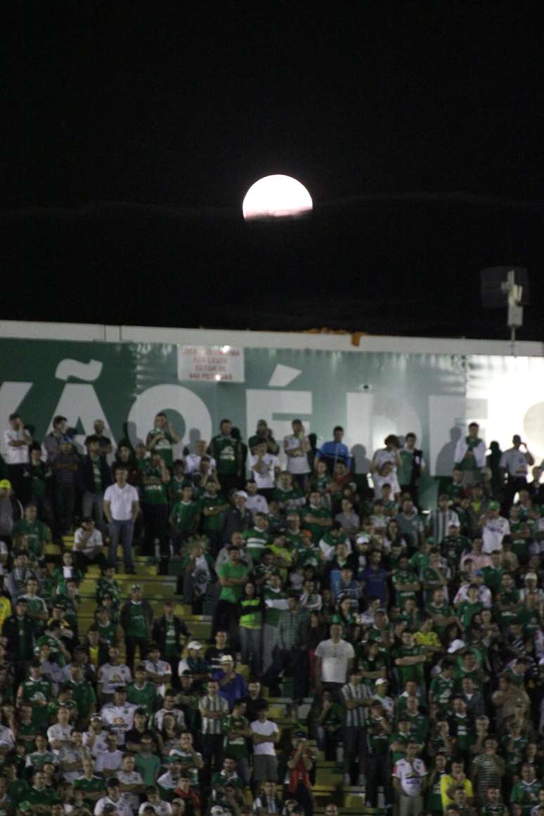 Fenômeno chamado de "Super Lua" foi registrado em Florianópolis, durante jogo