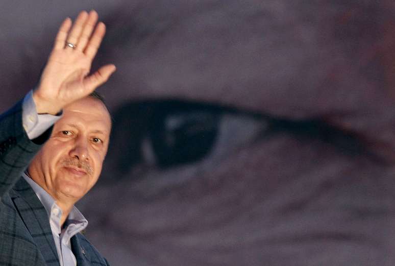 O partido de Erdogan venceu todas as eleições desde 2002, e o primeiro-ministro, no cargo desde 2003, ganhou o status de homem que trouxe a estabilidade depois de décadas de golpes 
