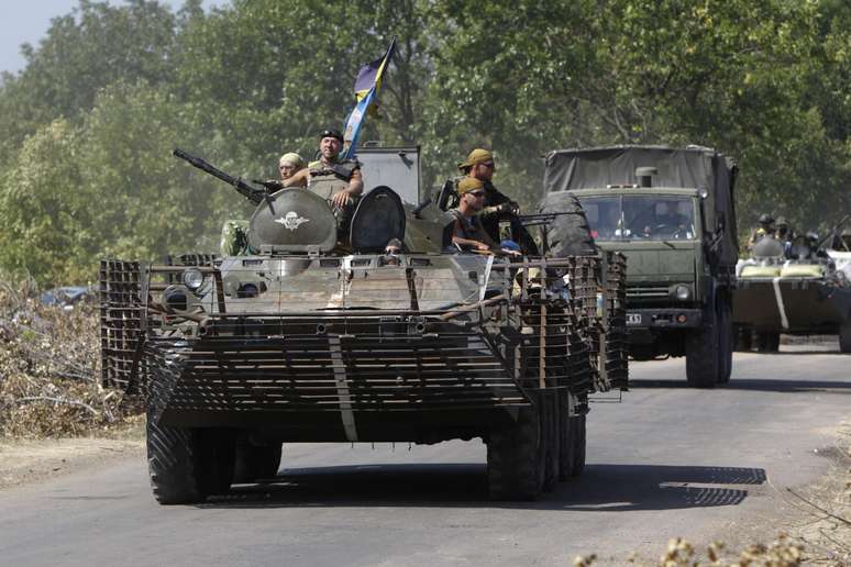 Soldados ucranianos andam armados em território de Donetsk neste sábado