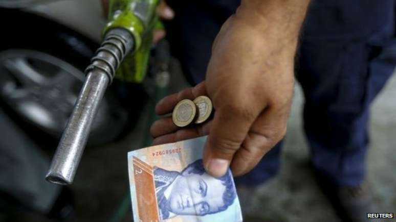 Venezuela tem o preço da gasolina mais baixo do mundo e, agora, tenta impedir contrabando do produto