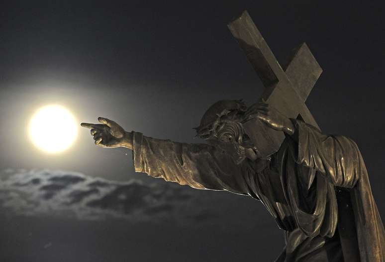 Superlua na cidade de Varsóvia, na Polônia