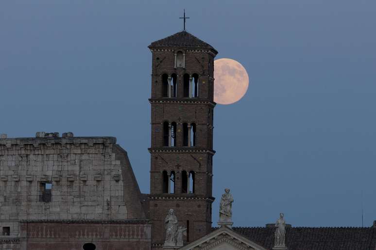 Superlua avistada em Roma, na Itália